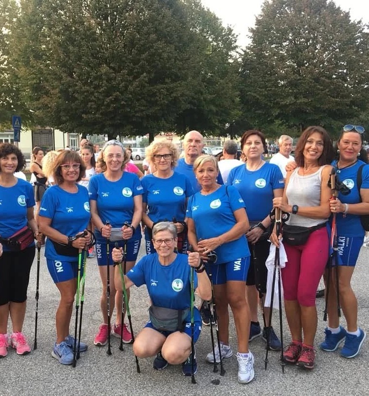 Il gruppo con le magliette blu dell’associazione e i bastoncini, sorridente, prima di un’uscita
